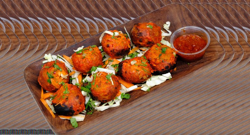 Tandoori momos served with spicy dip